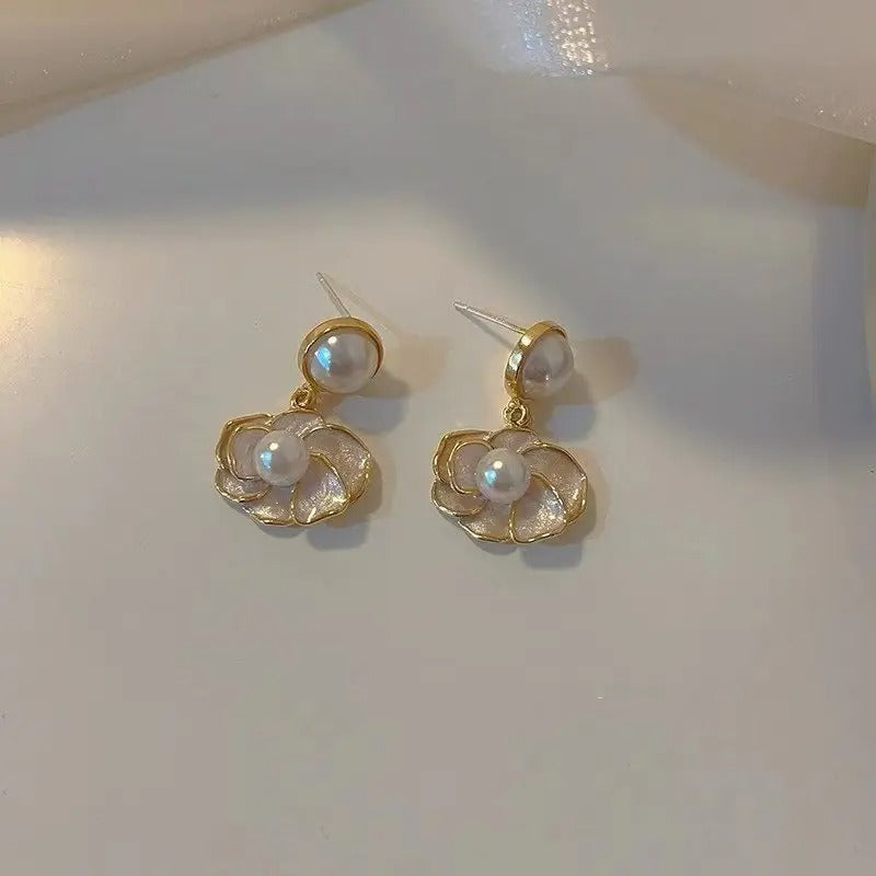 Oil-dripping Pearl Flower Stud Earrings