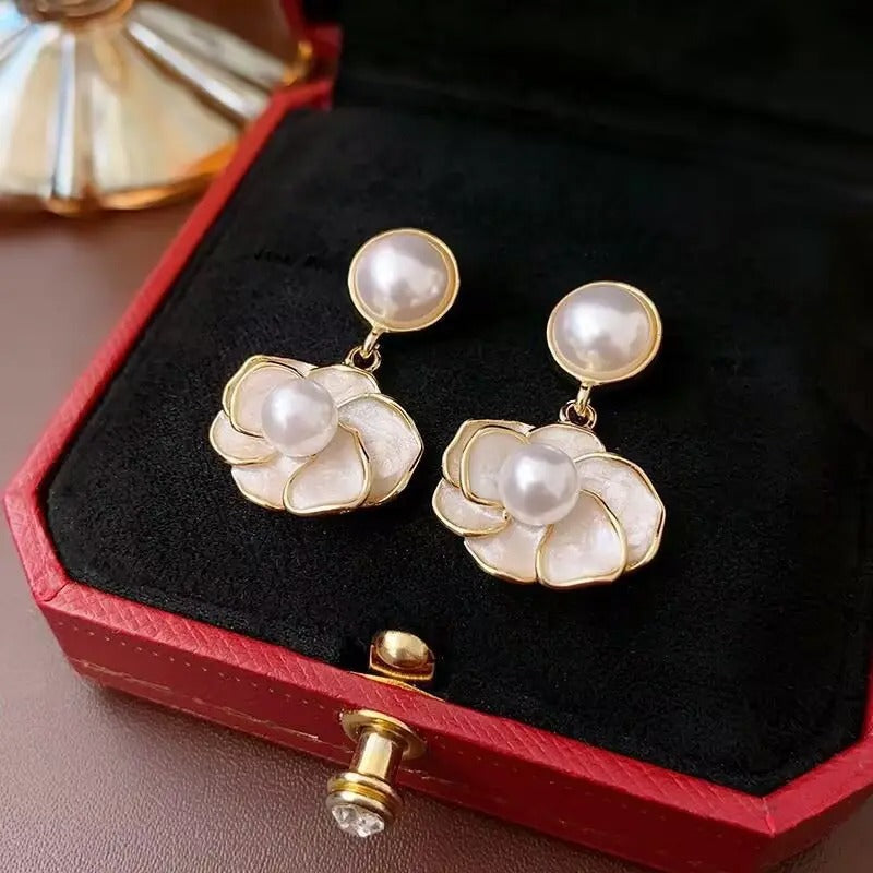 Oil-dripping Pearl Flower Stud Earrings