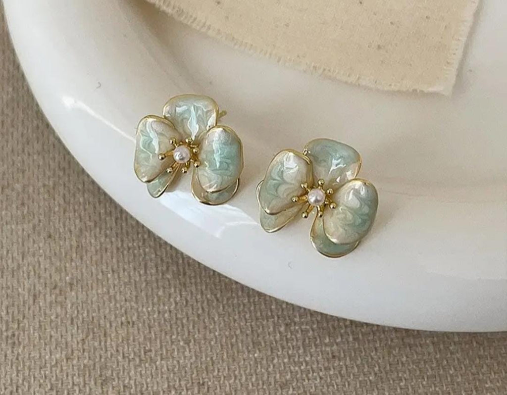 Vintage Metal Pearl Petal Temperament Earring