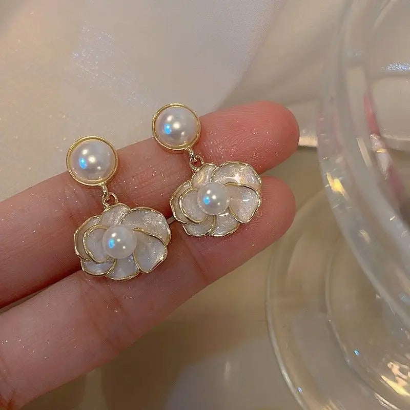 Oil-dripping Pearl Flower Stud Earrings